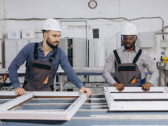 Radnici u industrijskom pogonu za prozore