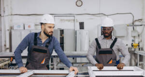 Radnici u industrijskom pogonu za prozore