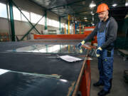 Radnik u industrijskom pogonu stakla