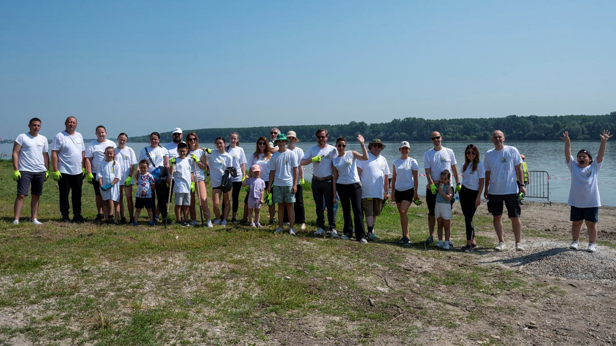Zeleni ambasadori kompanije ALUMIL očistili obalu Dunava u Novim Banovcima / foto: ALUMIL