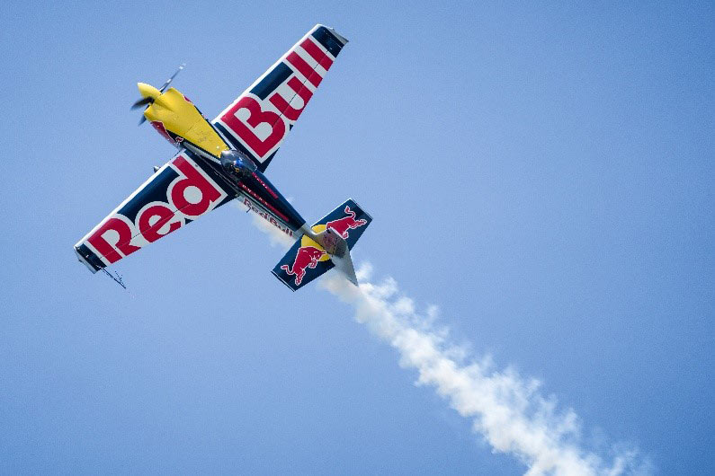 Zadivljujuće akrobacije helikoptera Flying Bulls / foto: ALUMIL