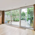 Aluminijumski prozorski profili u enterijeru stana / foto: freepik.com
