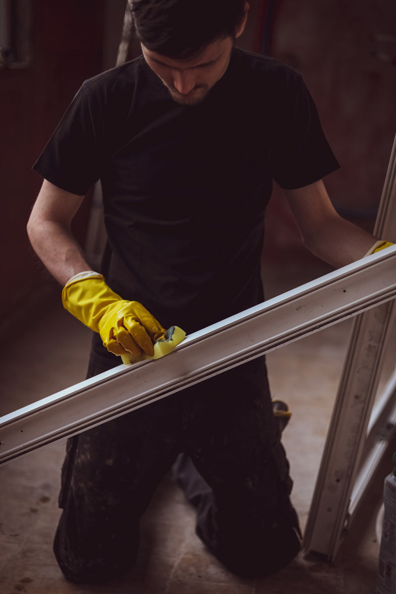 Radnik u sektoru reciklaže aluminijuma