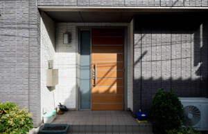 Intervju: Tibor Bakoš – Inovacija u okovima za vrata Ulazna vrata na kući / foto: freepik.com