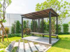 Pergola u eksterijeru dvorišta / foto: freepik.com