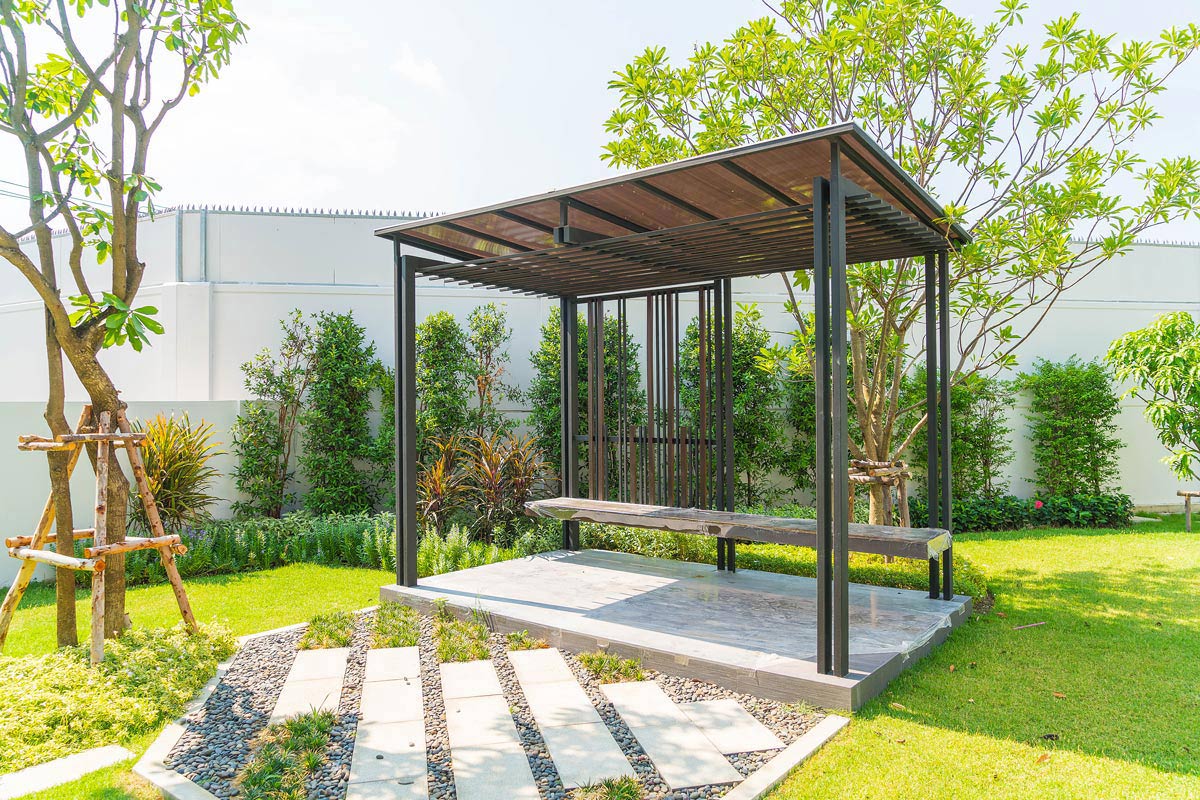 Pergola u eksterijeru dvorišta / foto: freepik.com