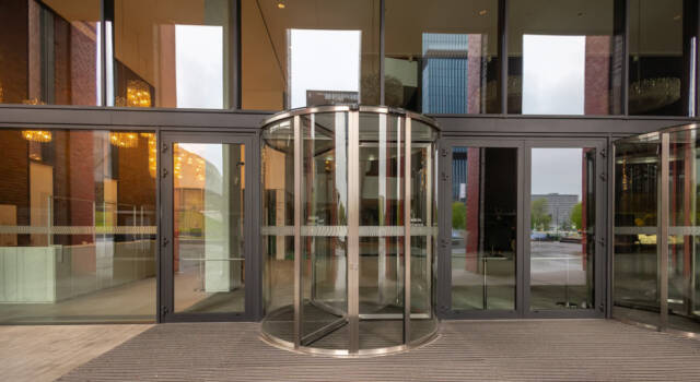 Revolving vrata na objektu / foto: freepik.com