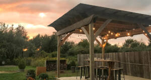 Drvena pergola u prirodi / foto: freepik.com