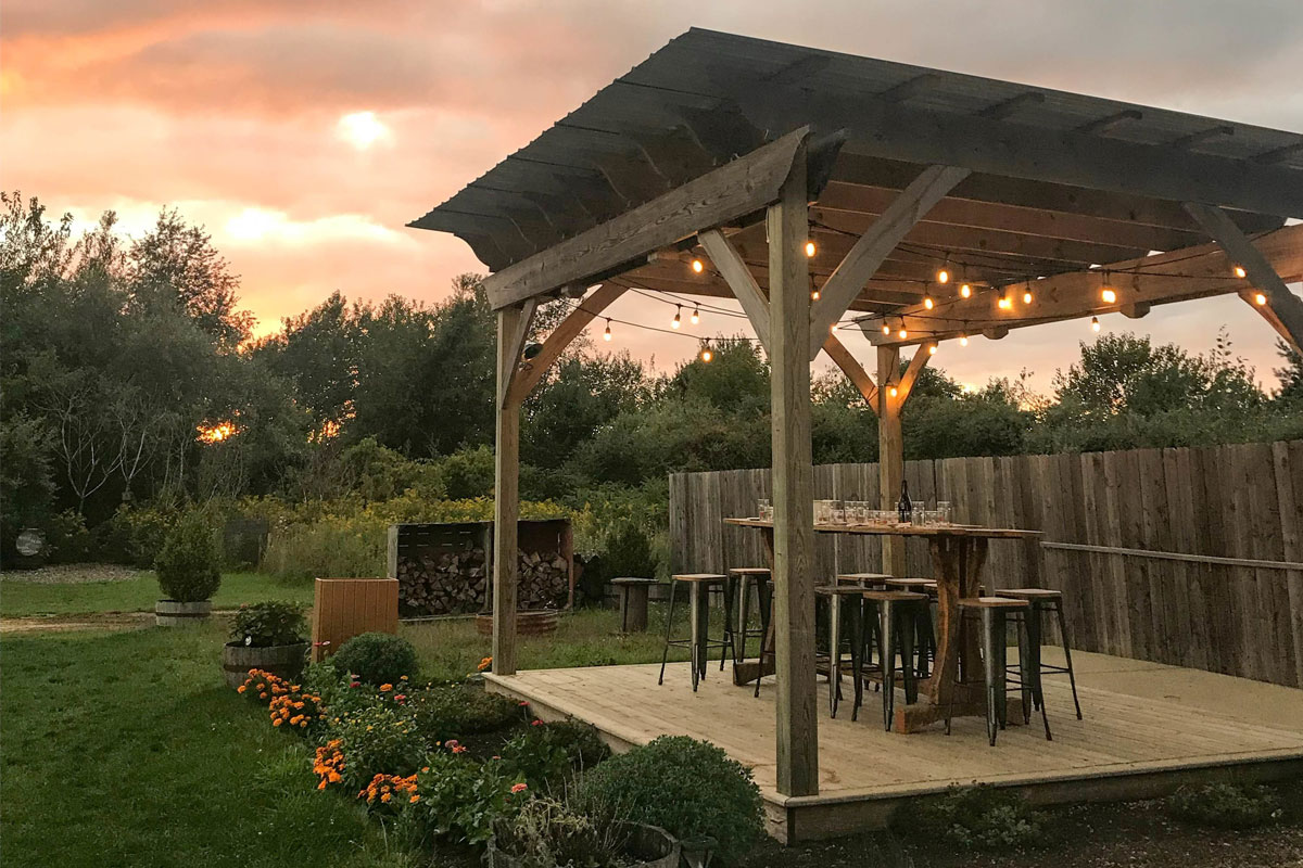 Drvena pergola u prirodi / foto: freepik.com