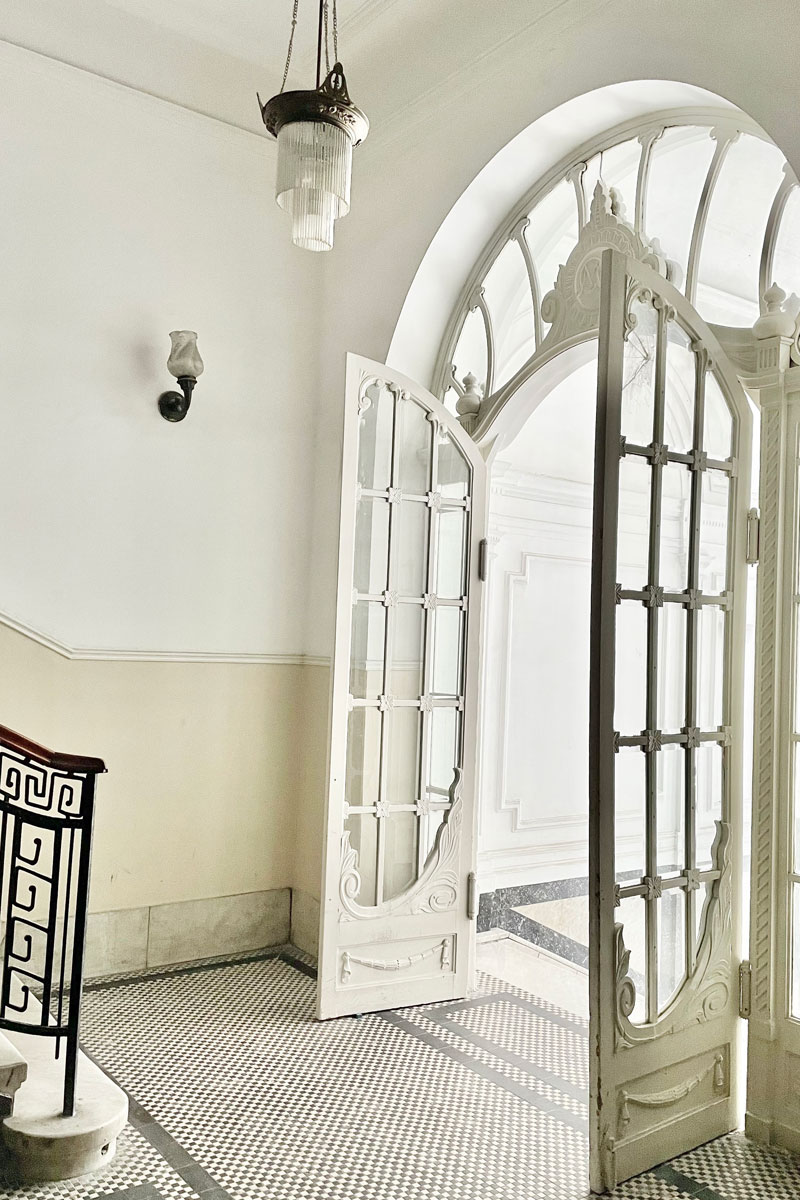 Bela dvokrilna ulazna vrata / Drvena ulazna vrata / foto: Polina Kabakova