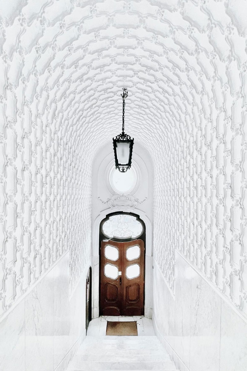 Ornamenti na zidu i drvena ulazna vrata /  foto: Polina Kabakova