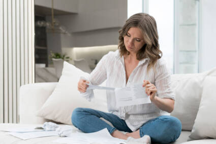Devojka sa računima za grejanje / foto: freepik.com