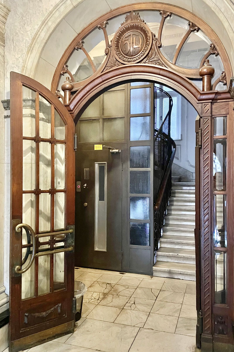 Dvokrilna drvena ulazna vrata / foto: Polina Kabakova
