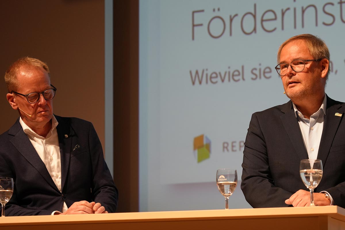 Jochen Grönegräs (Savez ravnog stakla – BF) i Frank Lange (Udruženje prozora i fasada – VFF) izvestili su o najnovijim političkim planovima i zakonodavnim inicijativama u Berlinu (sleva na desno) / foto: ift Rosenheim