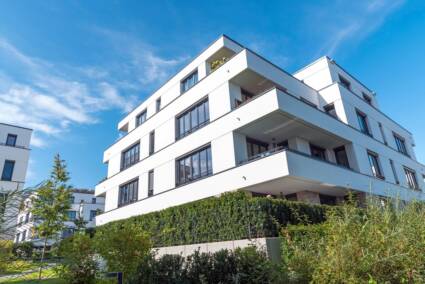 RAL montaža prozora na modernoj stambenoj zgradi