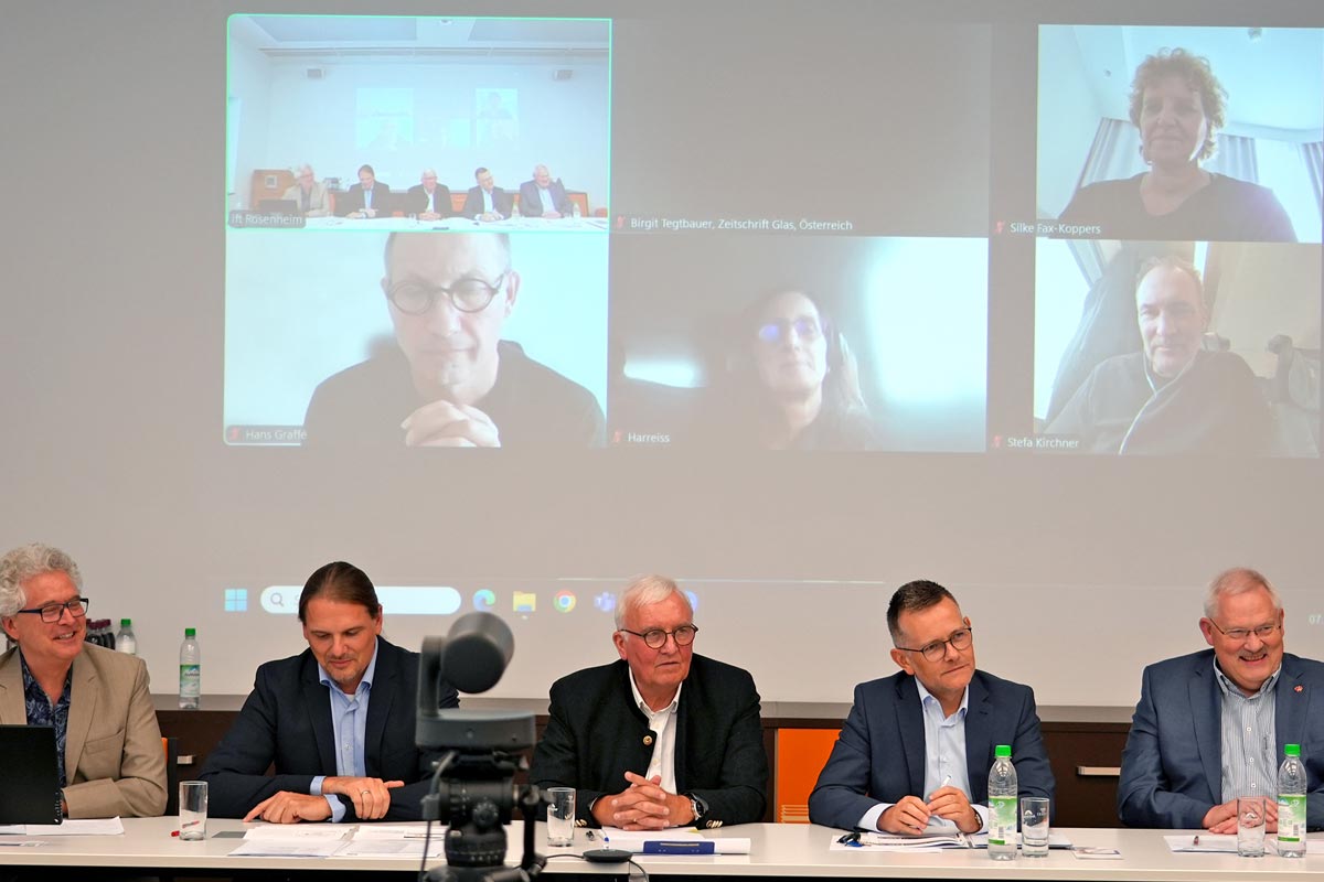 Rukovodstvo instituta ift Rosenheim na hibridnoj godišnjoj konferenciji za novinare bilo je u dijalogu sa stručnim medijima, uživo i online (sleva na desno: Jürgen Benitz-Wildenburg – glasnogovornik, dr Jochen Peichl – glavni izvršni direktor, Oskar Anders – predsednik uprave, prof. dr Winfried Heusler – rukovodilac ift Rosenheim) / foto: ift Rosenheim