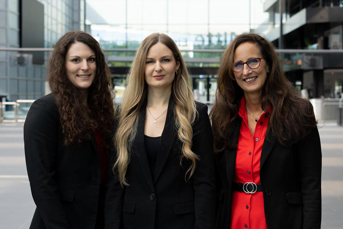 Elke Harreiß, Chiara Sträßner, Ramona Wißmüller / photo: Michele Aflatoon / moony mane