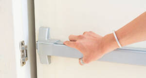 Antipanik brava na vratima / foto: freepik.com