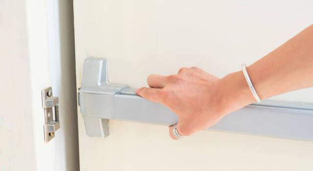 Antipanik brava – Sigurnosni mehanizam za hitne izlaze Antipanik brava na vratima / foto: freepik.com