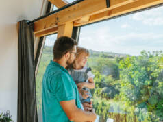 Faktori koji oblikuju budućnost izbora stolarije Čovek i devojčica pored prozora