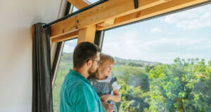 Čovek i devojčica pored prozora