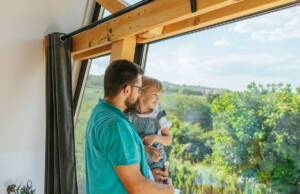 Faktori koji oblikuju budućnost izbora stolarije Čovek i devojčica pored prozora