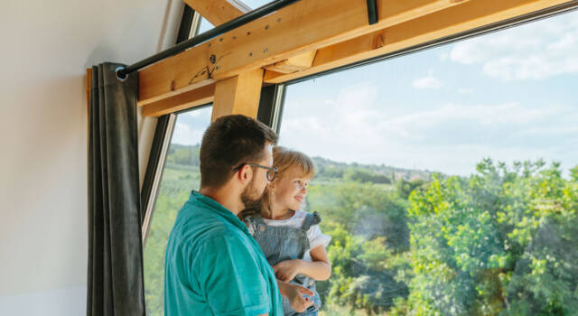 Faktori koji oblikuju budućnost izbora stolarije Čovek i devojčica pored prozora