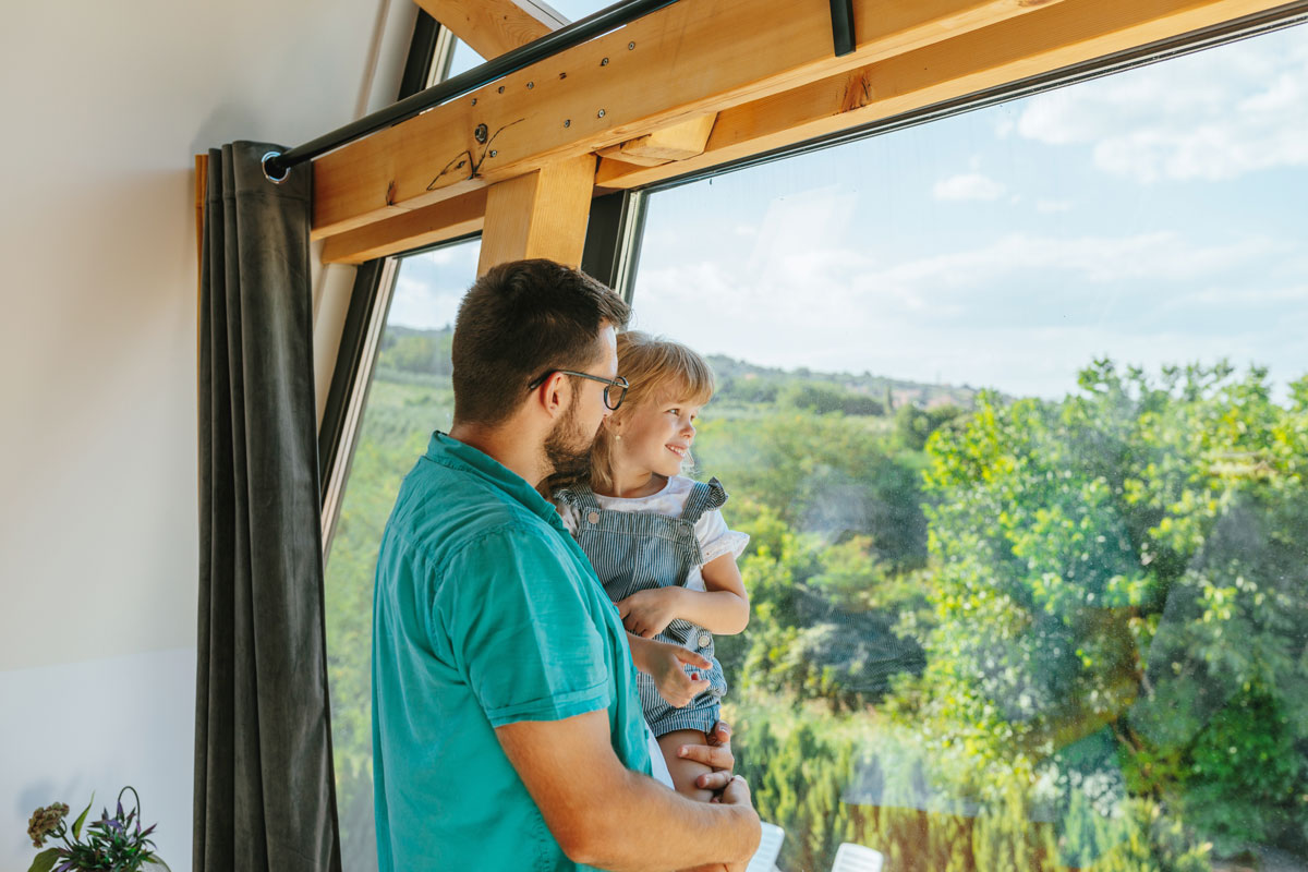 Čovek i devojčica pored prozora