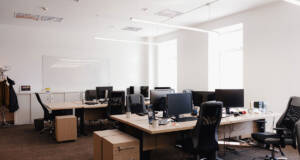 Uređenje enterijera moderne kancelarije / foto: freepik.com