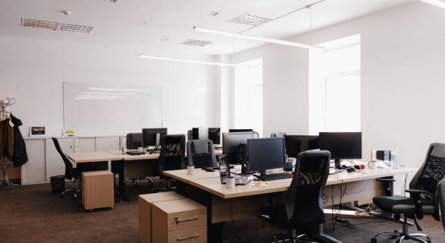 Uređenje enterijera moderne kancelarije / foto: freepik.com