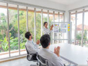 Pametni prozori iz Koreje – Tehnologija koja bi mogla redefinisati industriju prozora Prozori velikih dimenzija u poslovnom prostoru