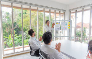 Pametni prozori iz Koreje – Tehnologija koja bi mogla redefinisati industriju prozora Prozori velikih dimenzija u poslovnom prostoru