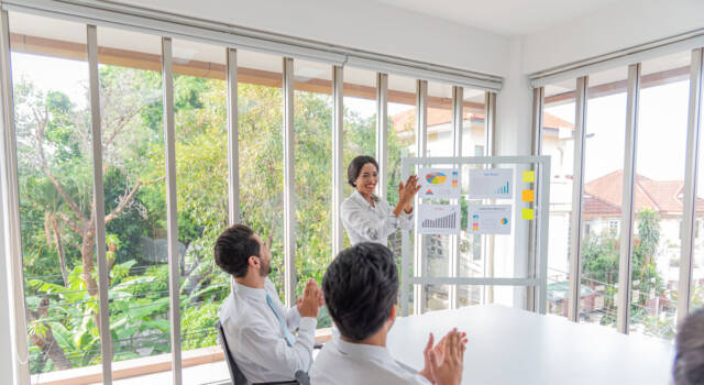 Pametni prozori iz Koreje – Tehnologija koja bi mogla redefinisati industriju prozora Prozori velikih dimenzija u poslovnom prostoru