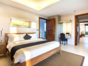 Sobna vrata u enterijeru spavaće sobe / foto: freepik.com