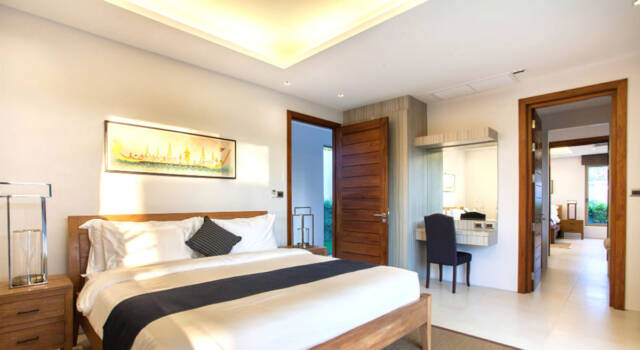 Sobna vrata u enterijeru spavaće sobe / foto: freepik.com