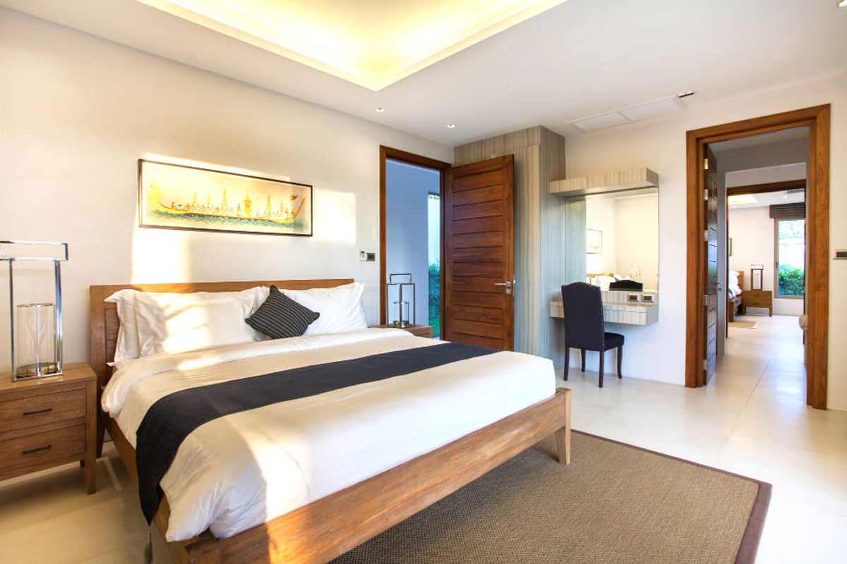 Sobna vrata u enterijeru spavaće sobe / foto: freepik.com