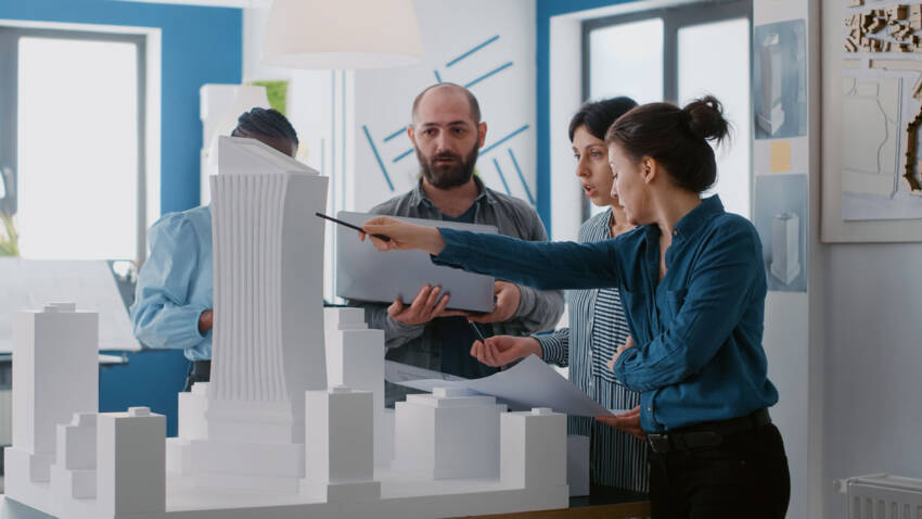 Arhitekti u arhitektonskom studiju projektuju zgradu