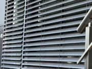 Savršen odnos svetla i senke uz Ljubenković žaluzine Ljubenković žaluzine na prozoru / foto: Ljubenković