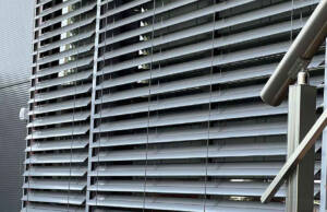 Savršen odnos svetla i senke uz Ljubenković žaluzine Ljubenković žaluzine na prozoru / foto: Ljubenković