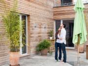 Kako dostići optimalnu energetsku efikasnost kroz prozore i vrata Par gleda u kuću