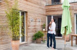 Kako dostići optimalnu energetsku efikasnost kroz prozore i vrata Par gleda u kuću