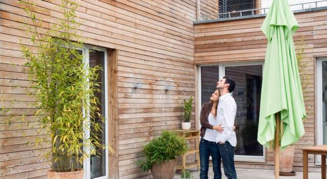 Kako dostići optimalnu energetsku efikasnost kroz prozore i vrata Par gleda u kuću