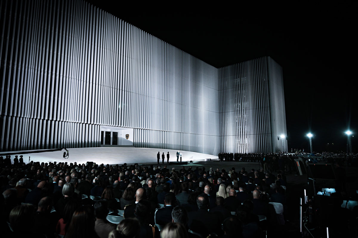 ELVIAL s ponosom obeležava svoje prisustvo na novoj emblematičnoj fasadi Ministarstva nacionalne odbrane / foto: ELVIAL