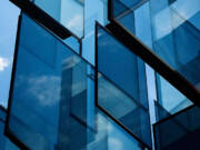 Preciznost kaljenja: Šta dualne metrike donose za kvalitet ravnog stakla i optičku inspekciju Kaljeno staklo na zgradi / foto: freepik.com