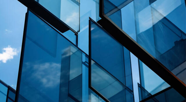 Kaljeno staklo na zgradi / foto: freepik.com