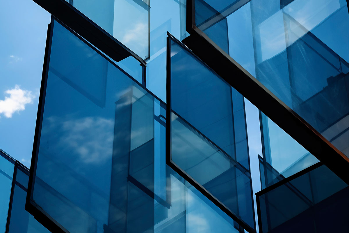 Kaljeno staklo na zgradi / foto: freepik.com