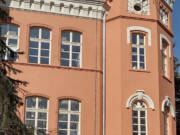 Drvena stolarija kao čuvar tradicije u savremenoj arhitekturi Drveni prozori na zgradi od kulturnog značaja / foto: Unidas