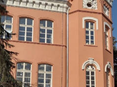 Drvena stolarija kao čuvar tradicije u savremenoj arhitekturi Drveni prozori na zgradi od kulturnog značaja / foto: Unidas