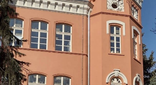 Drvena stolarija kao čuvar tradicije u savremenoj arhitekturi Drveni prozori na zgradi od kulturnog značaja / foto: Unidas