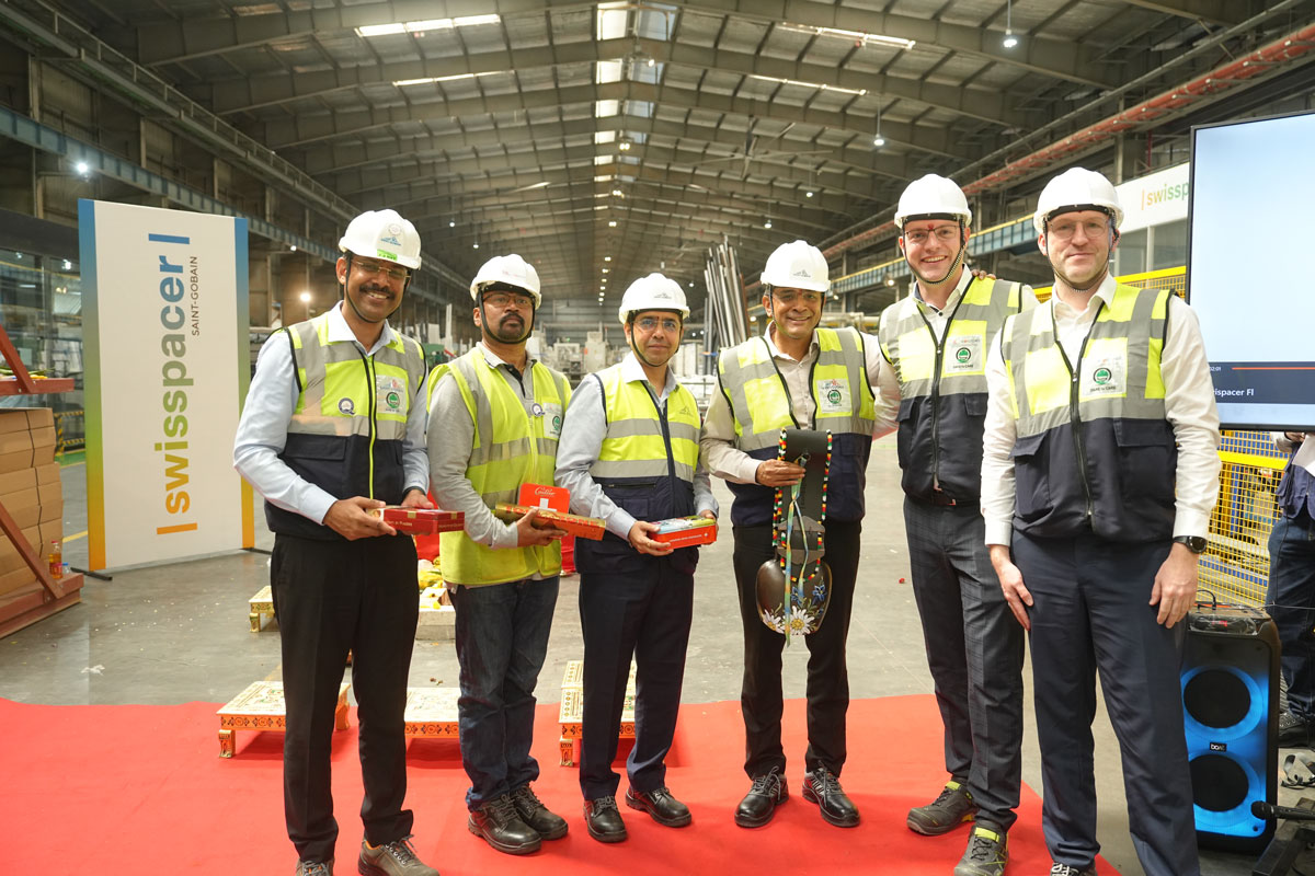 Svečano otvaranje nove lokacije u Indiji: direktor Swisspacera Matthias Bach simbolično uručuje lokalnom timu kravlje zvono kao znak švajcarskih korena i međunarodne blizine tržištu / foto: ©Swisspacer